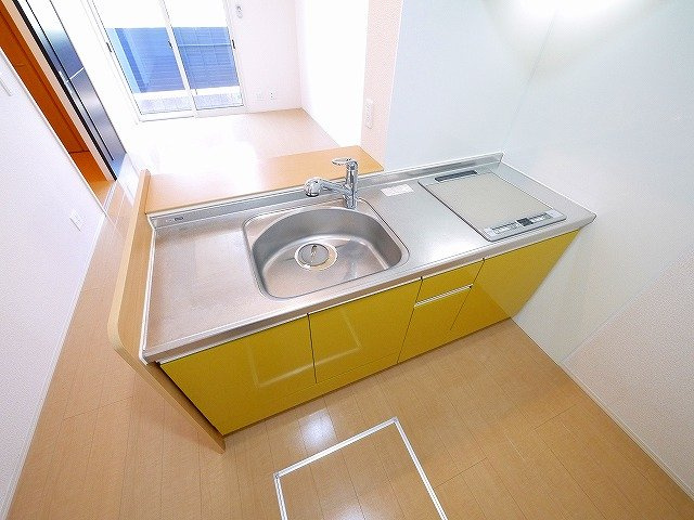 ブリリアントコートのキッチン|イエローがおしゃれなIHタイプのキッチン