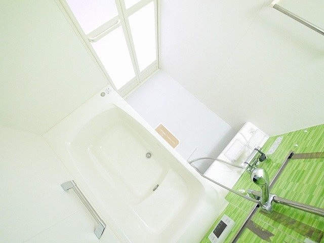 ブリリアントコートの浴室|一坪タイプの浴槽はゆったりと入浴できますね