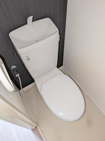 【トイレ】 | ハッピーハイツみなと | キレイな個室空間です