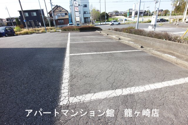 プレシャスの駐車場