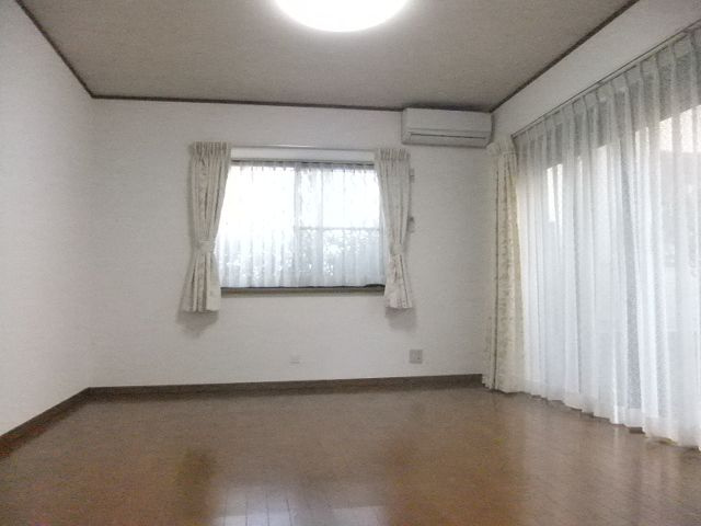 小金井市緑町4丁目貸家の居間・リビング