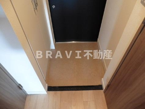プレサンス玉造駅前　BRAVI不動産の玄関|【プレサンス玉造駅前】収納もある玄関です