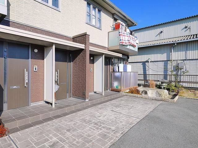 シャーメゾン桜のその他共用部分|広々とした玄関前スペース