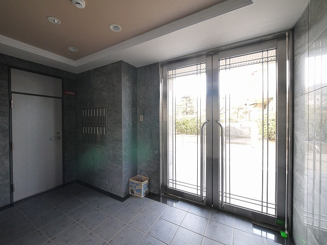 サンソレイユ西大寺のエントランス|建物の内部です