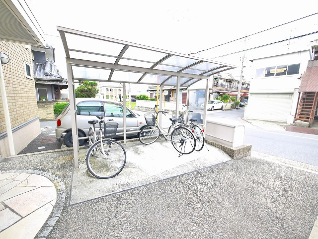 ラフィーネ（東九条町）のその他共用部分|ゆったりとした駐輪スペース。