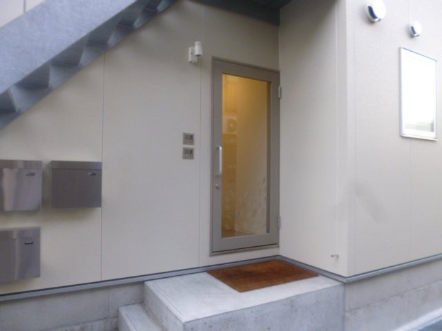 イチカワアパートメンツ＋アトリエのエントランス
