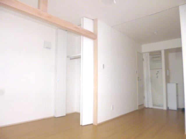 イチカワアパートメンツ＋アトリエの居間・リビング