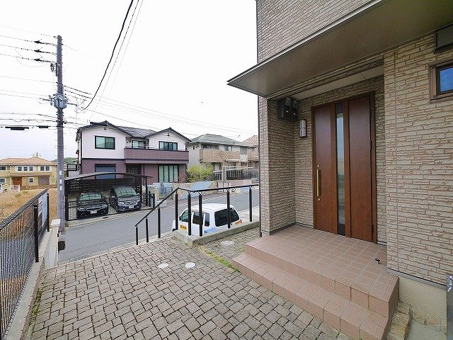 サニーヒルズAのエントランス|出入りのしやすいおしゃれなエントランス
