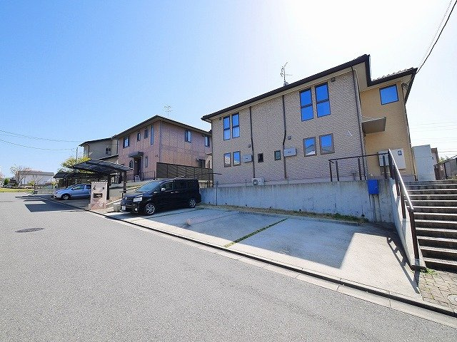 サニーヒルズAの駐車場