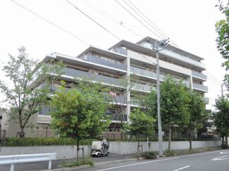 【外観】 | テラス＋専用庭付とサイクルポート付は庭先の門扉から出入りが出来ます！1階部分の為階下の心配なく過ごして頂けます♪