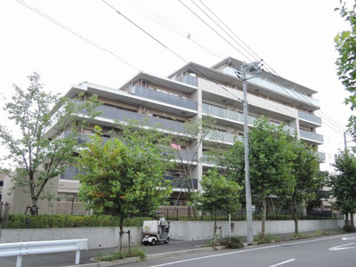 【外観】 | テラス横浜富岡 | テラス＋専用庭付とサイクルポート付は庭先の門扉から出入りが出来ます！1階部分の為階下の心配なく過ごして頂けます♪