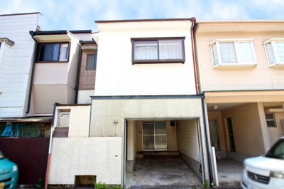 【駐車場】 | 伏見区桃山町大島　中古テラスハウス | 玄関は南側にありますが、北側にシャッター付きの車庫があります。前道は6ｍで駐車は楽々です。もちろん車庫からも屋内に入れます。