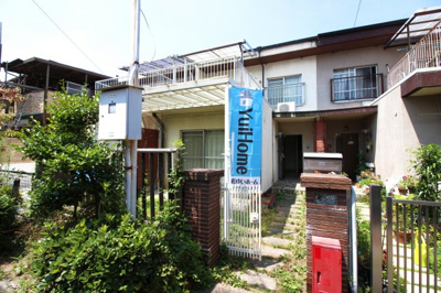 【外観】 | 伏見区桃山町大島　中古テラスハウス | 南側にも通路があり陽当・通風良好です！スーパー・コンビニ・ドラッグストアなどが近くにあり生活便利です。