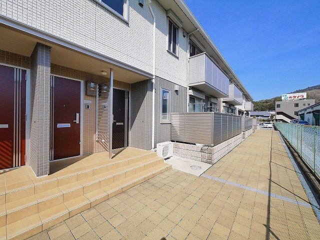メゾンラフィーネ（外山）のその他共用部分|広々とした玄関前スペース