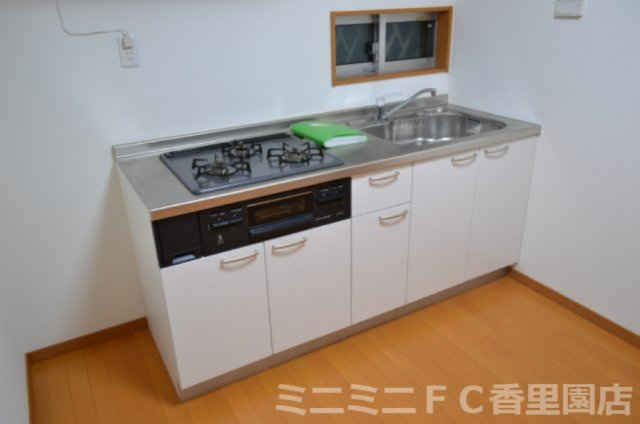 ラ・フォートのキッチン|単身用のなかでは大きな３口ガスシステムキッチン