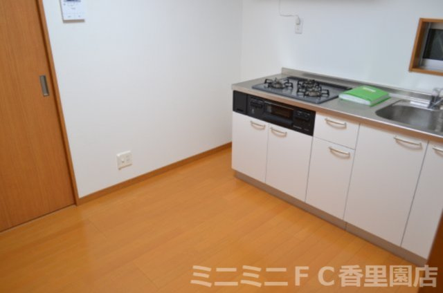 ラ・フォートのキッチン|単身用のなかでは大きな３口ガスシステムキッチン