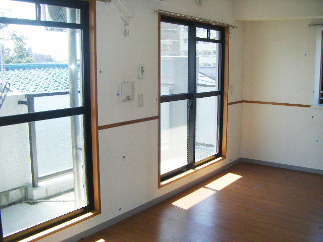 アプルーバルＳの居間・リビング|南向きで日当たり良好