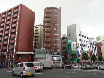【外観】 | 鶯谷日伸ハイツ | 鶯谷日伸ハイツ　鶯谷駅から徒歩３分・入谷駅から徒歩４分の好立地！コンビニやスーパーなども近くで買い物便利！鉄骨鉄筋コンクリート造の分譲タイプ！１１階建ての茶色と白のマンション！