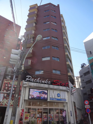 【外観】 | 鶯谷日伸ハイツ | 鶯谷日伸ハイツ　鶯谷駅から徒歩３分・入谷駅から徒歩４分の好立地！コンビニやスーパーなども近くで買い物便利！鉄骨鉄筋コンクリート造の分譲タイプ！１１階建ての茶色と白のマンション！