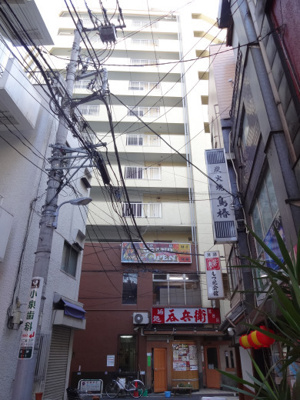 【外観】 | 鶯谷日伸ハイツ | 鶯谷日伸ハイツ　鶯谷駅から徒歩３分・入谷駅から徒歩４分の好立地！コンビニやスーパーなども近くで買い物便利！鉄骨鉄筋コンクリート造の分譲タイプ！１１階建ての茶色と白のマンション！