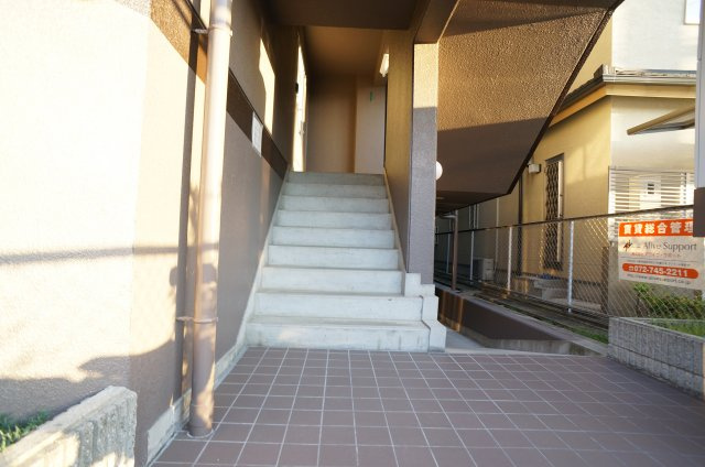 コンフィメゾン中山寺のエントランス