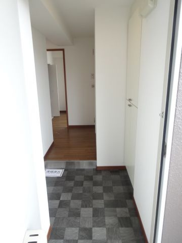 コンフィメゾン中山寺の玄関