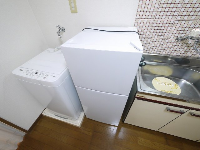 桜館のキッチン|2ドア冷蔵庫完備。