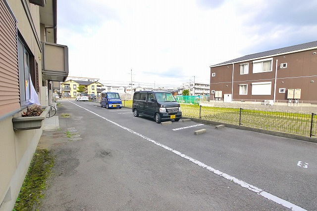 ラポール　Ａ　Ｂの駐車場|車をお持ちの方に嬉しい駐車場付きの物件です