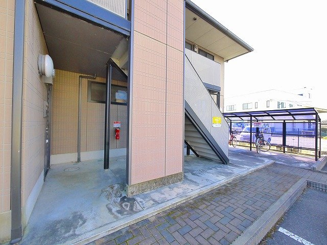 ヴァロワールのその他共用部分|落ち着いた玄関前スペースです