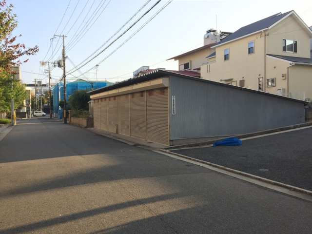 浜町　シャッター付室内駐車場の外観