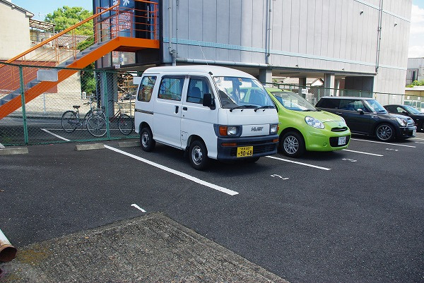 油阪モータープールの外観