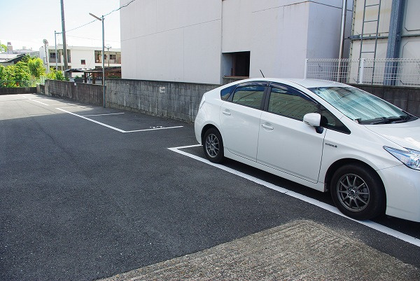 油阪モータープールの外観