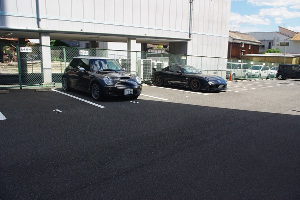 油阪モータープールの外観