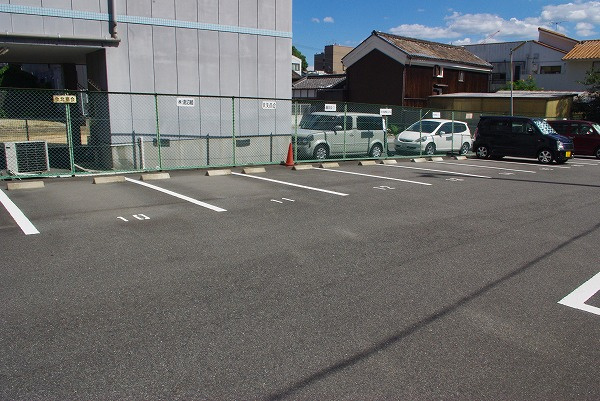 油阪モータープールの外観