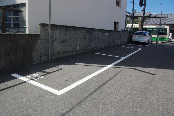 油阪モータープールの外観