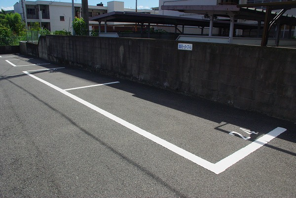 油阪モータープールの外観