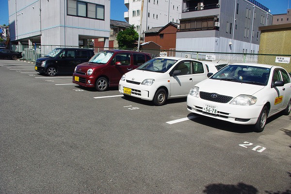 油阪モータープールの外観