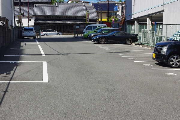 油阪モータープールの外観