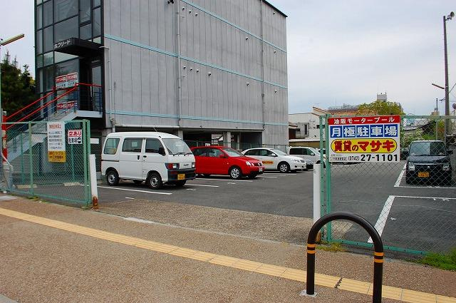 油阪モータープールの外観