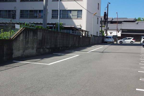 油阪モータープールの外観