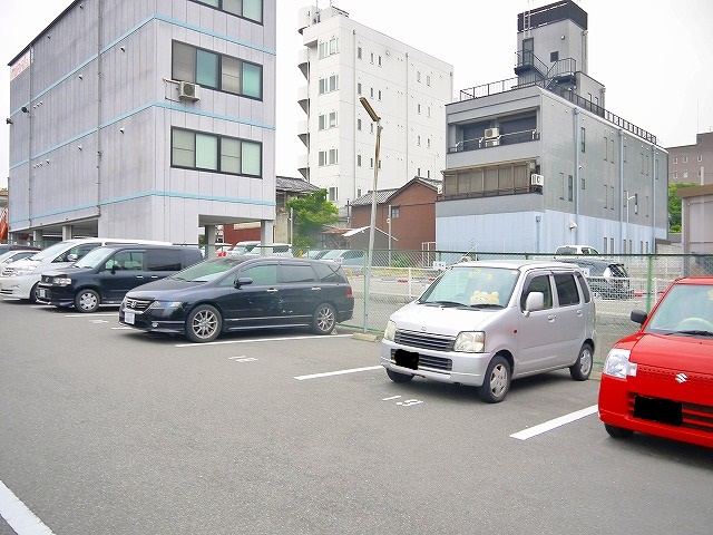 油阪モータープールの外観