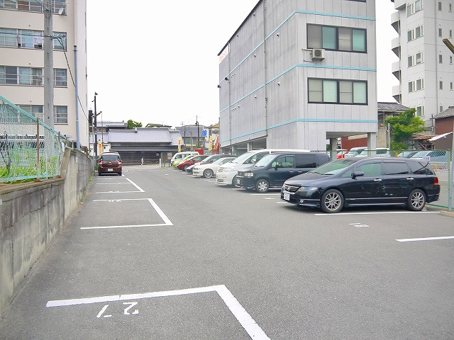 油阪モータープールの外観