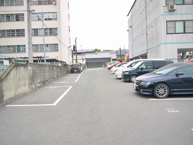 油阪モータープールの外観