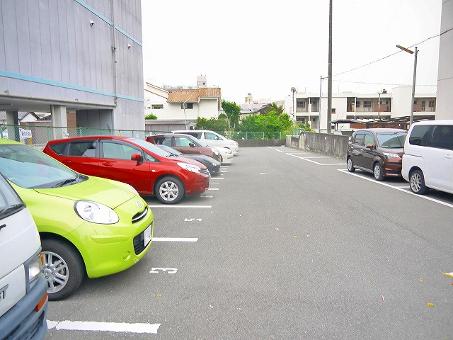 油阪モータープールの外観