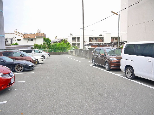 油阪モータープールの外観