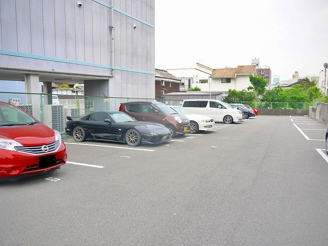 油阪モータープールの外観