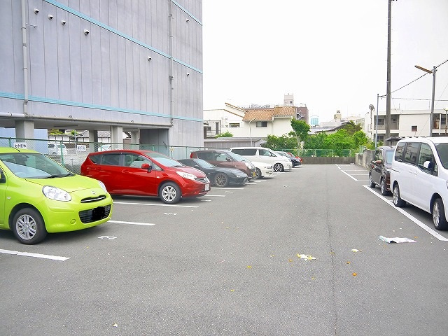 油阪モータープールの外観