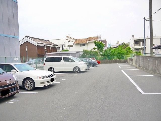 油阪モータープールの外観
