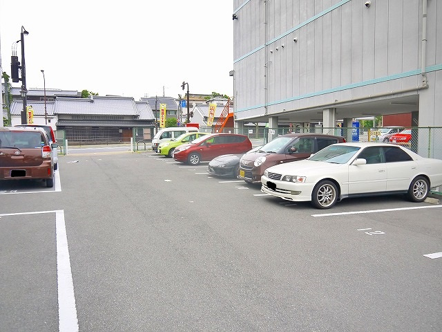 油阪モータープールの外観