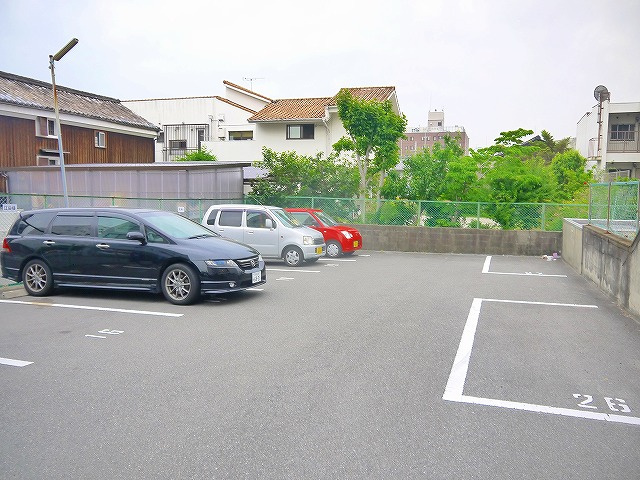 油阪モータープールの外観